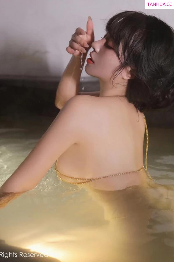   [XiuRen]高清写真图 2024.02.06 No.8075 沈思怡 丰腴美臀第15张图片